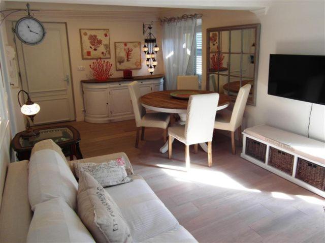 Charming Corner Abode With Castle Views Nizza
